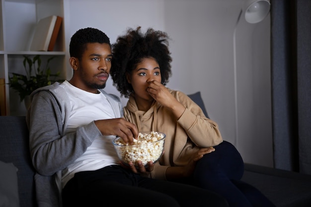 Foto grátis casal assistindo serviço de streaming em casa