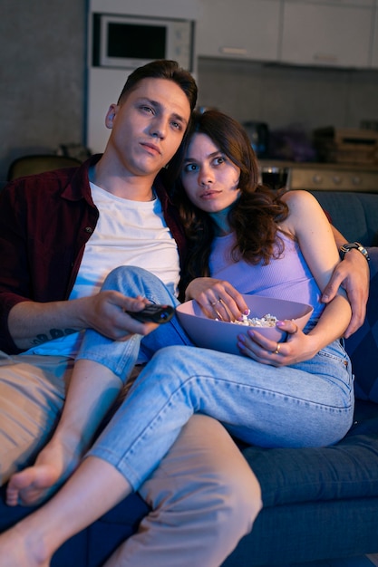 Foto grátis casal assistindo serviço de streaming juntos dentro de casa
