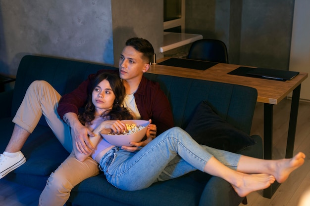 Foto grátis casal assistindo serviço de streaming juntos dentro de casa