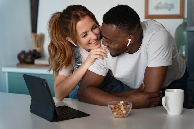 Foto grátis casal assistindo serviço de streaming juntos dentro de casa