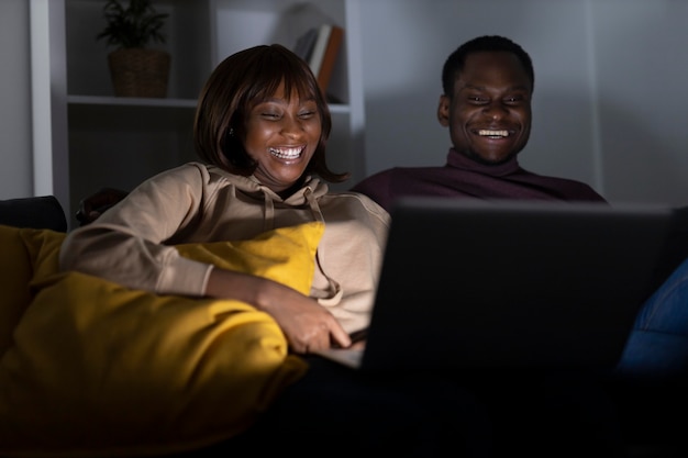 Casal assistindo serviço de streaming juntos em casa