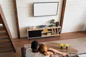 Foto grátis casal assistindo serviço de streaming juntos na sala de estar