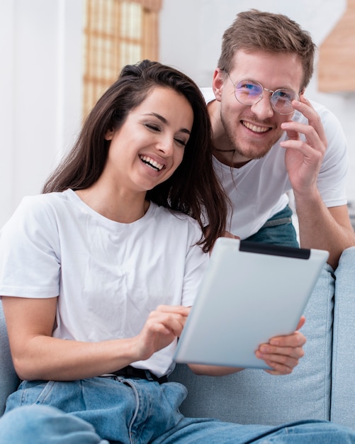 Casal assistindo um vídeo em um tablet