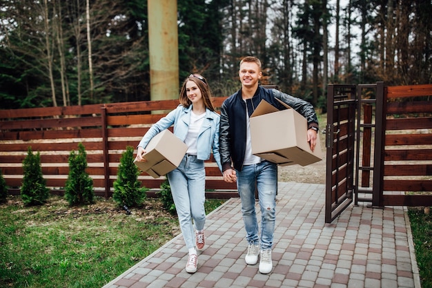 Casal atraente verificando seu apartamento alugado para férias, abraço e feliz por estarem juntos em lua de mel de férias.