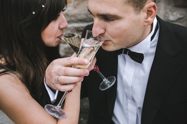 Casal bebendo champanhe no casamento