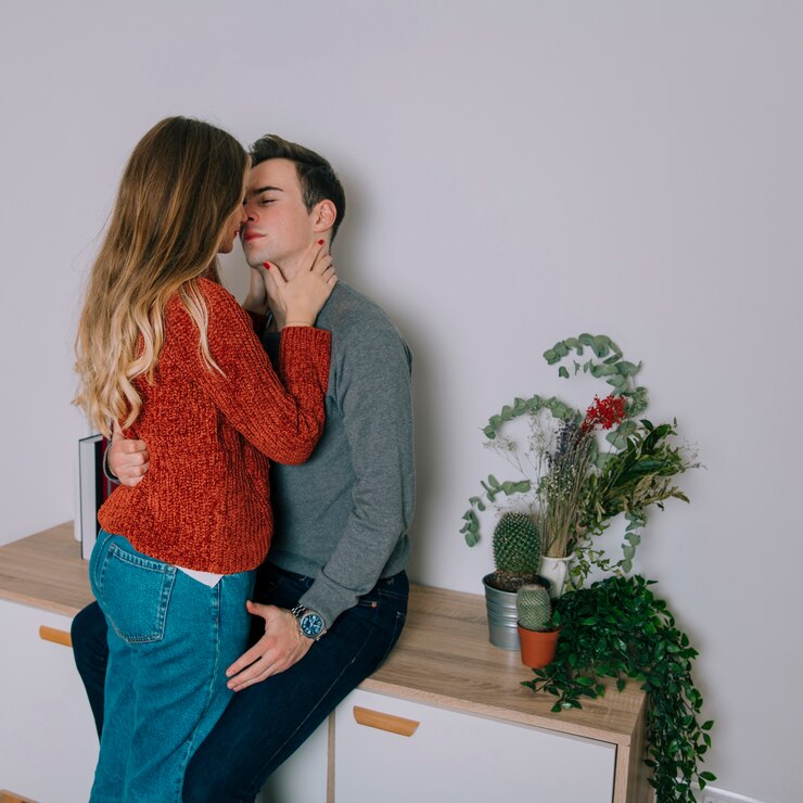 Foto grátis casal beijando e tocando um com o outro