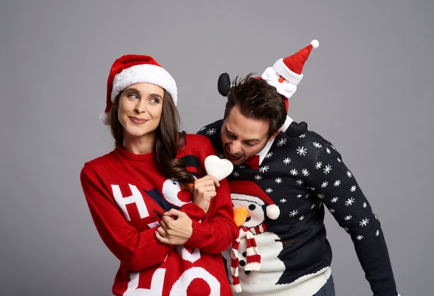 Foto grátis casal bizarro com biscoito de natal