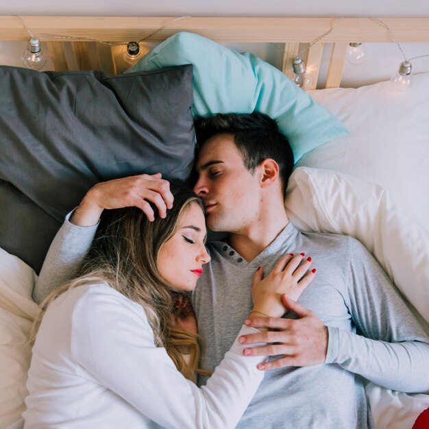 Casal bonito abraçando enquanto dorme