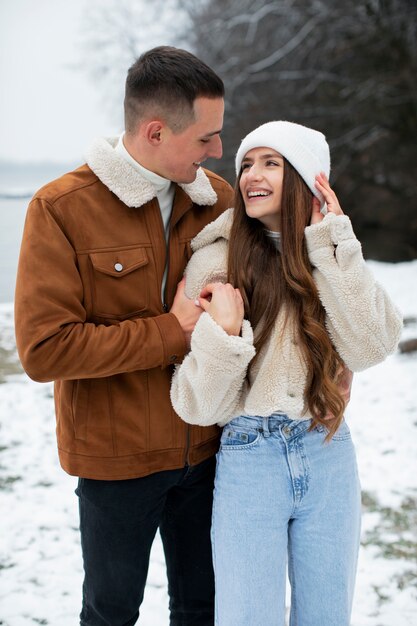 Casal bonito ao ar livre com foto média