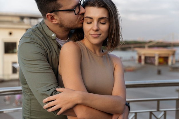 Casal bonito ao ar livre com foto média