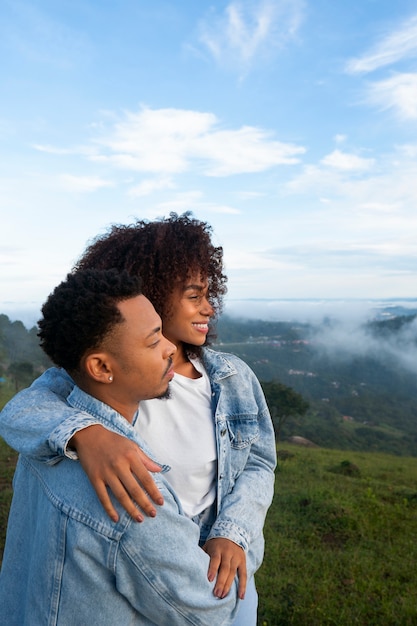 Casal bonito ao ar livre com foto média