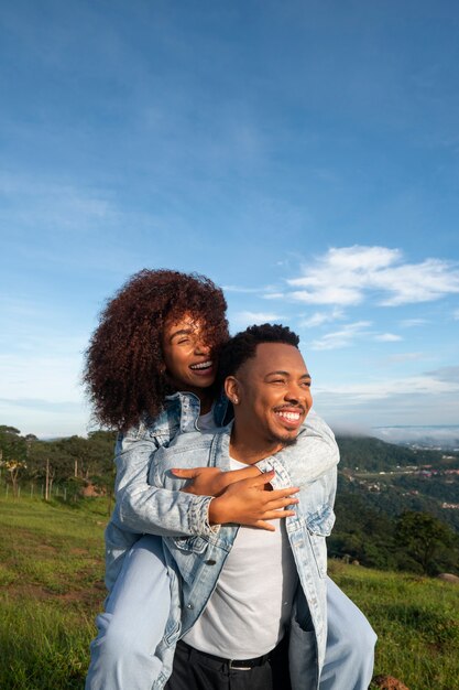 Casal bonito ao ar livre com foto média