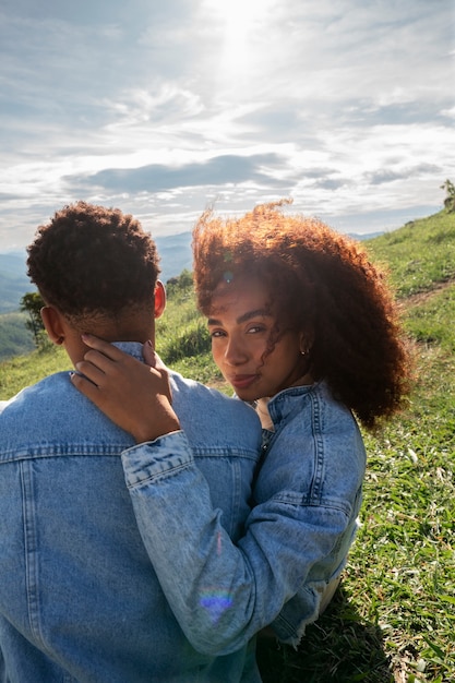 Foto grátis casal bonito ao ar livre com foto média