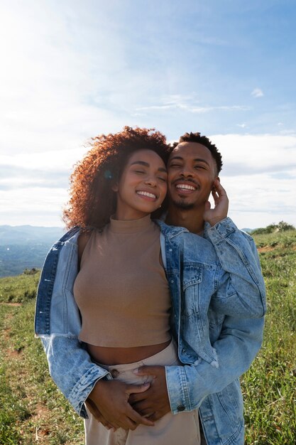 Casal bonito ao ar livre com foto média