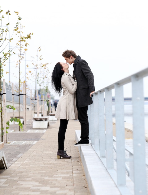 Foto grátis casal bonito ao ar livre