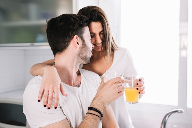 Foto grátis casal bonito bebendo suco de laranja