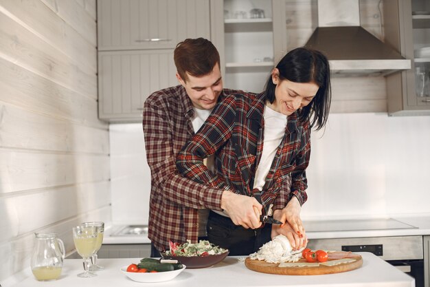 Casal bonito cozinhando na cozinha.