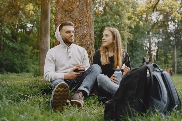 Casal bonito descansar em uma floresta de verão