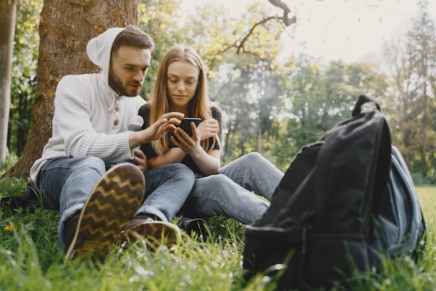 Casal bonito descansar em uma floresta de verão