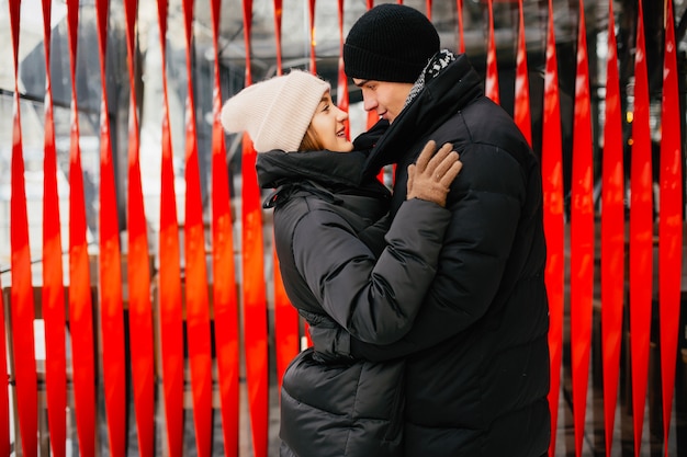 Casal bonito e amoroso em uma cidade de inverno