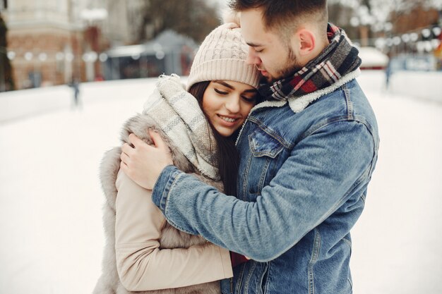 Casal bonito e amoroso em uma cidade de inverno