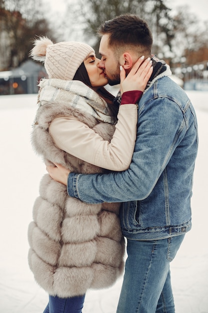 Casal bonito e amoroso em uma cidade de inverno