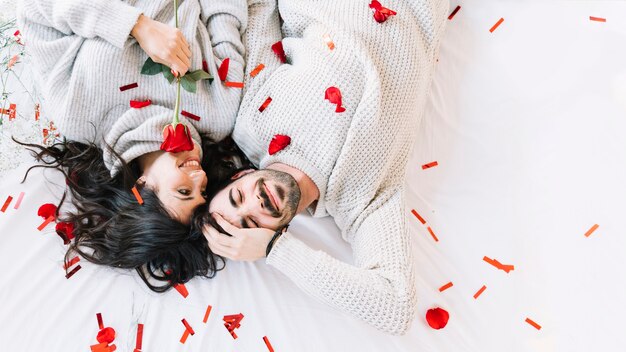 Casal bonito em confetes e pétalas de rosa