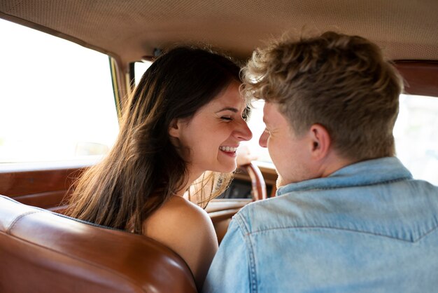 Casal bonito no carro com tiro médio