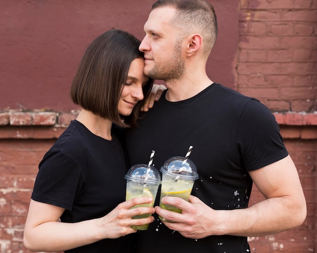 Casal bonito tiro médio com bebidas