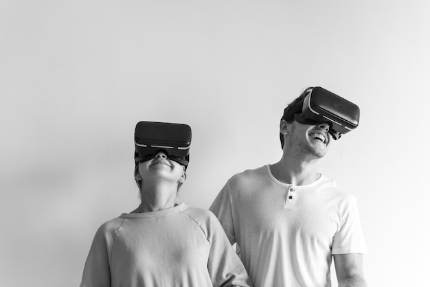 Casal branco experimentando realidade virtual com fone de ouvido de realidade virtual