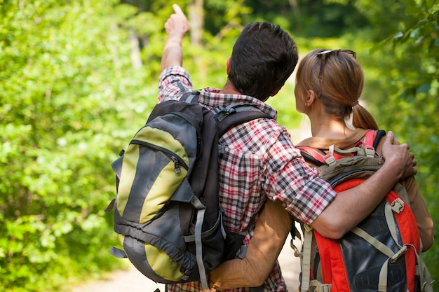 Casal caminhando na floresta