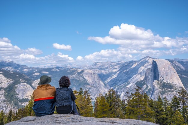 Casal caminhando no Parque Nacional de Yosemite, na Califórnia, EUA