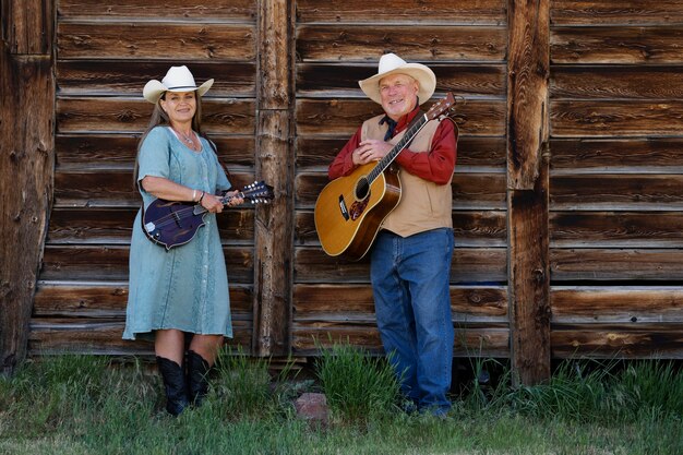 Casal cantando juntos música country