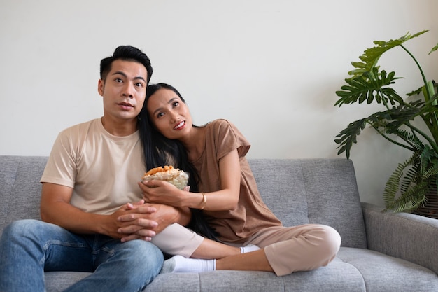 Foto grátis casal carinhoso em casa com comida na tigela