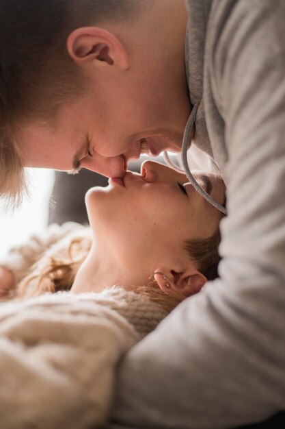 Casal close-up em casa beijando