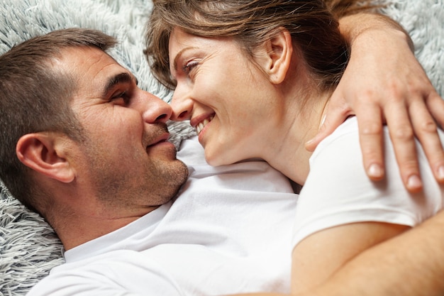 Foto grátis casal close-up, olhando um ao outro