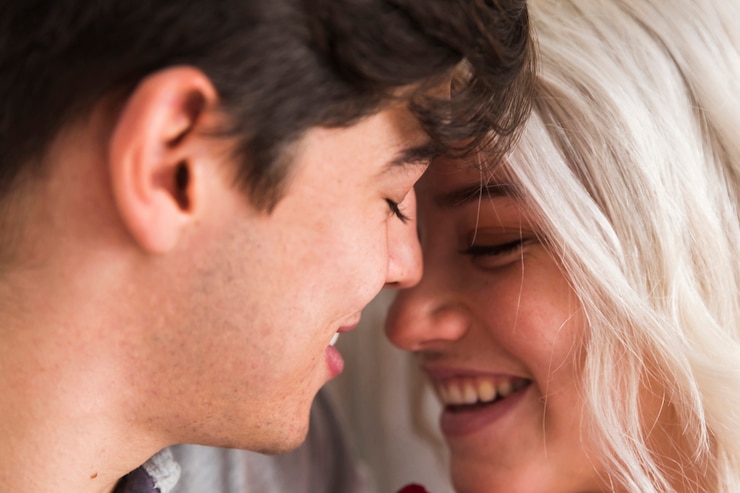 Foto grátis casal close-up, tendo um momento de ternura