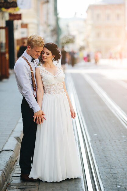 Casal com as mãos unidas