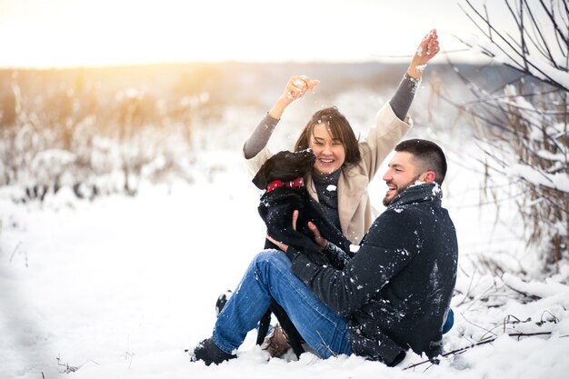 Casal com cachorro no inverno