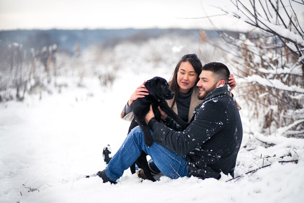 Casal com cachorro no inverno