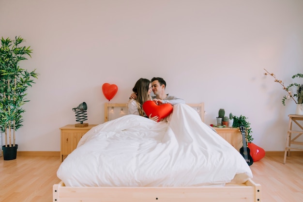 Foto grátis casal com coração em quarto elegante