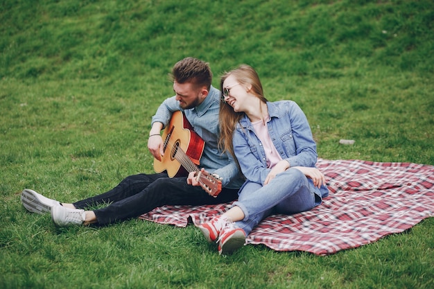 casal com guitarra