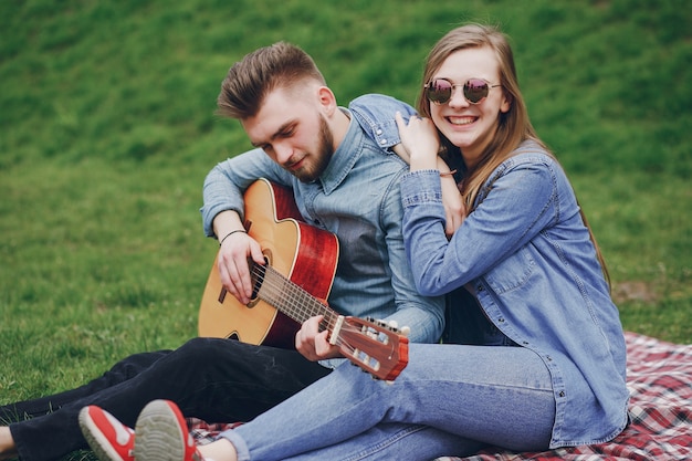 Foto grátis casal com guitarra