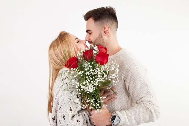 Casal com narizes tocando bouquet