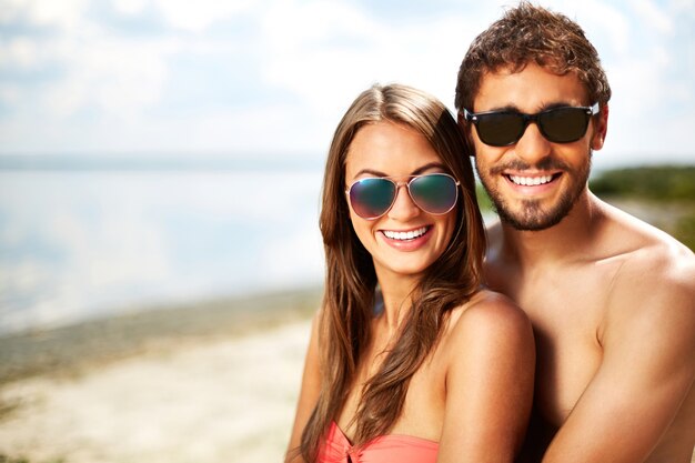 Casal com óculos de sol na praia
