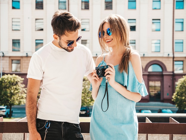 Casal com óculos de sol posando na rua