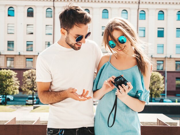 Casal com óculos de sol posando na rua