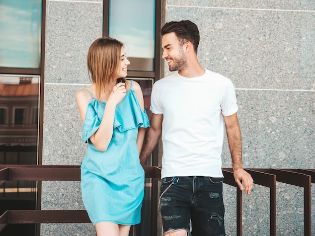 Casal com óculos de sol posando na rua