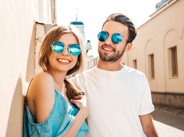 Casal com óculos de sol posando na rua