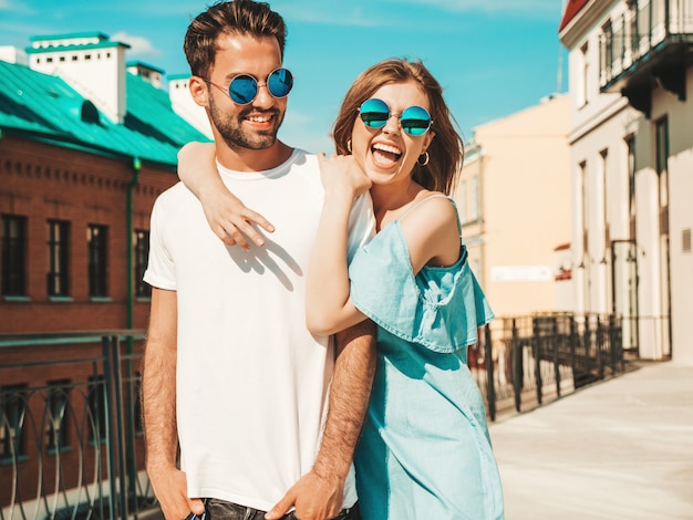 Casal com óculos de sol posando na rua